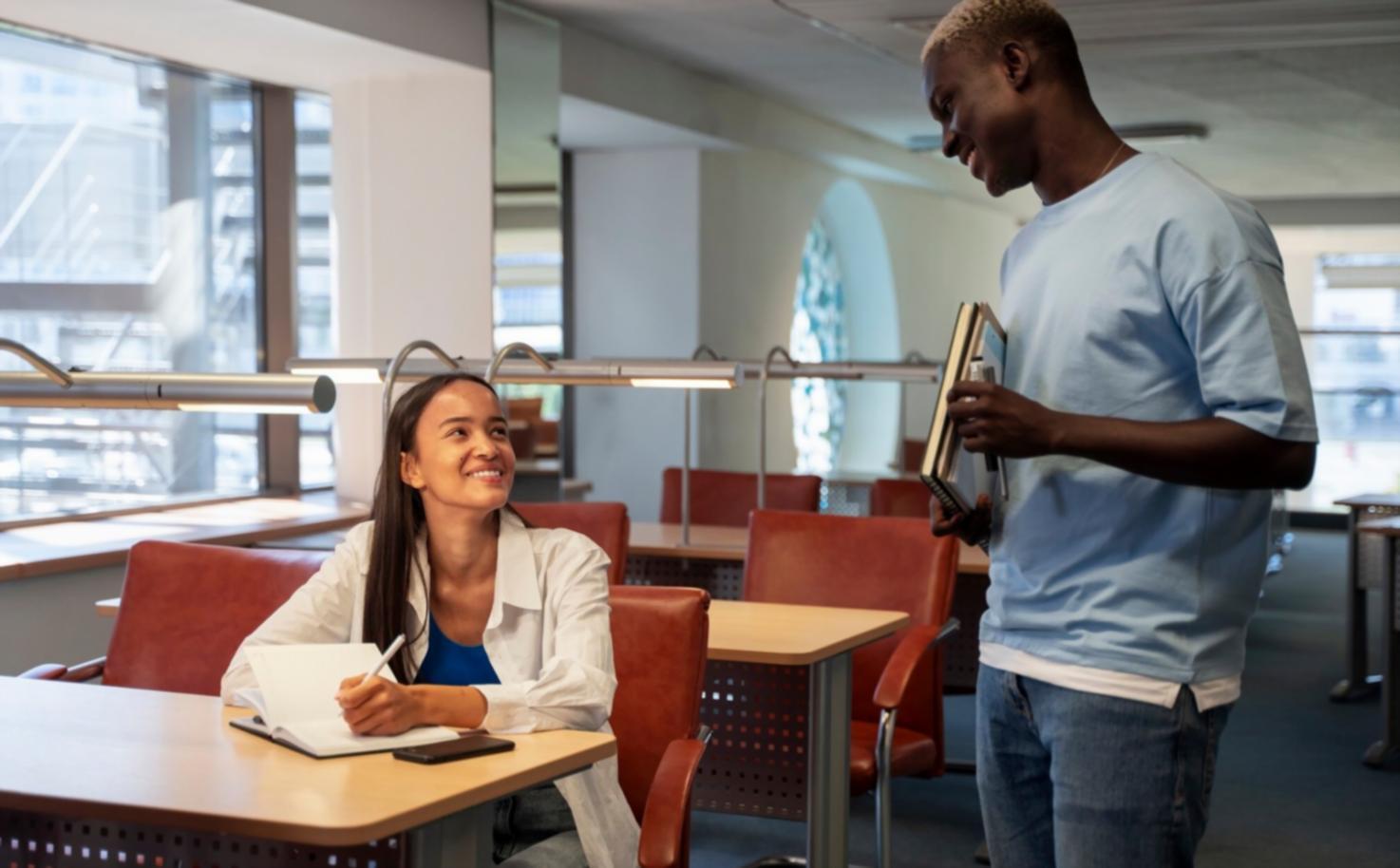 Moderne Arbeitsumgebung mit verschiedenen Geräten für cloudbasiertes Arbeiten